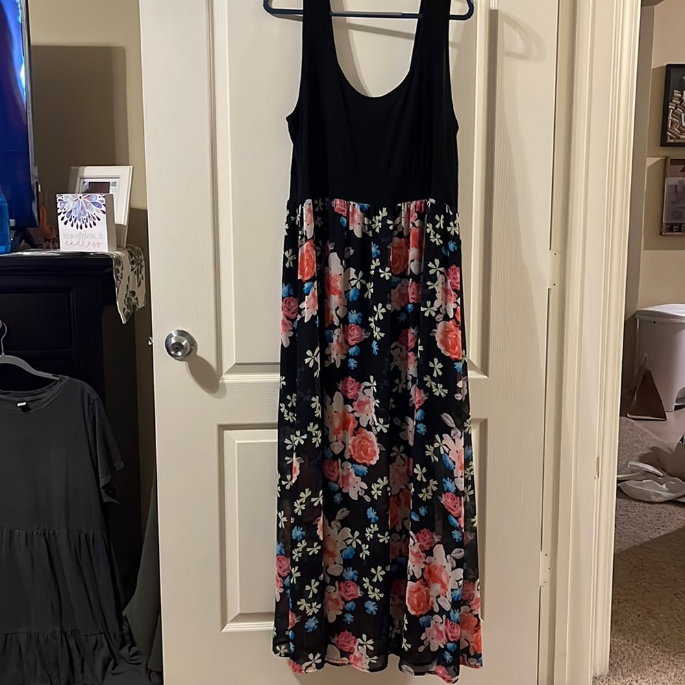 Torrid size 2 Floral Chiffon Knit Maxi Dress. Beautiful pink flowers!!